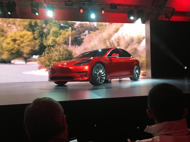 © Reuters. A Tesla Model 3 sedan, its first car aimed at the mass market, is displayed during its launch in Hawthorne