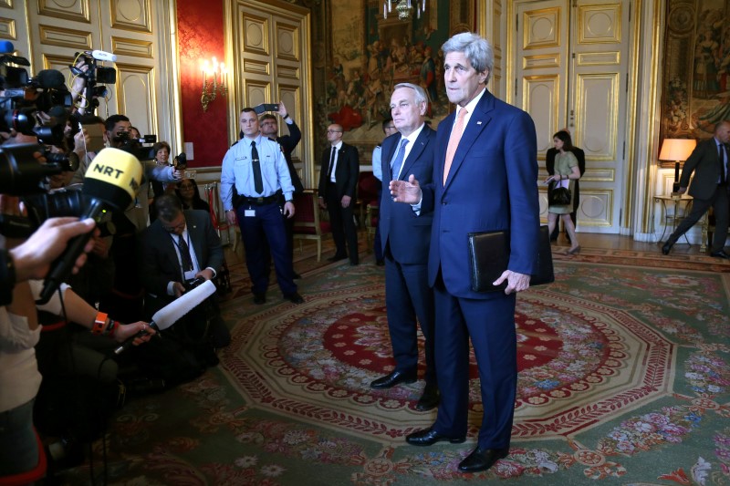 © Reuters. US Secretary of State John Kerry and French Foreign Affairs Minister Jean-Marc Ayrault speak to reporters before a meeting about Syria at the French Foreign Ministry in Paris