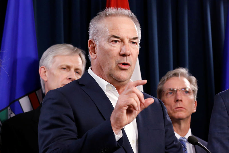 © Reuters. Steve Williams president and CEO of Suncor Energy speaks during a news conference in Edmonton