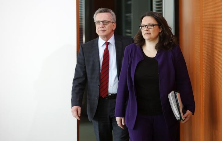 © Reuters. German Interior Minister de Maiziere and Labour Minister Nahles arrive to a cabinet meeting at the Chancellery in Berlin