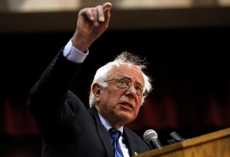 © Reuters. Sanders derrota a Clinton en las primarias de Virginia Occidental en EEUU