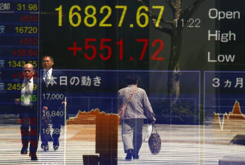 © Reuters. Tokyo, l'andamento dell'indice di borsa Nikkei sul tabellone elettronico di un'agenzia di brokerage