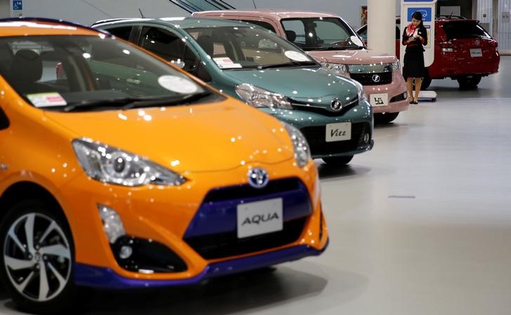 © Reuters. Автомобили Toyota Motor Corp в выставочном зале компании в Токио