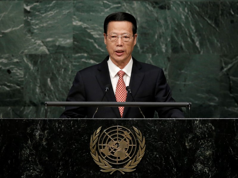 © Reuters. Chinese Vice-Premier Zhang Gaoli delivers his remarks during the signing ceremony on climate change held at the United Nations Headquarters in New York