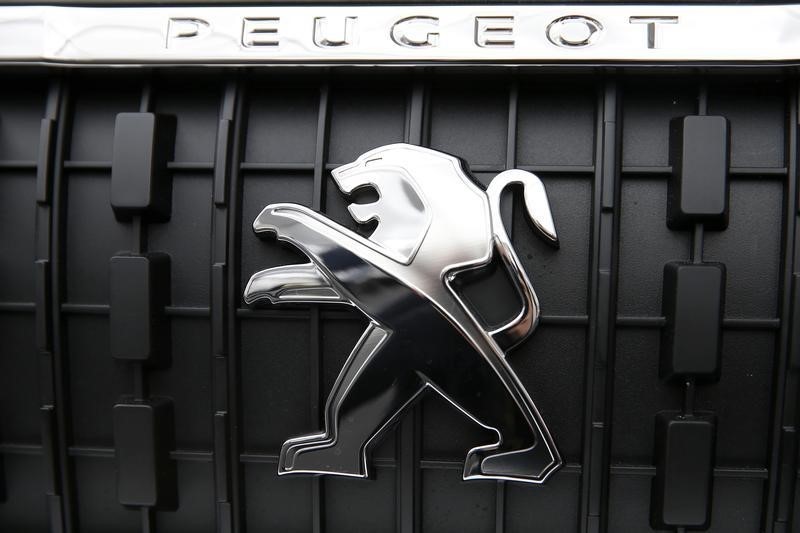 © Reuters. The Peugeot logo is seen on the new Peugeot Expert van during a show at Peugeot Citroen PSA Sevelnord carmaker factory in Hordain