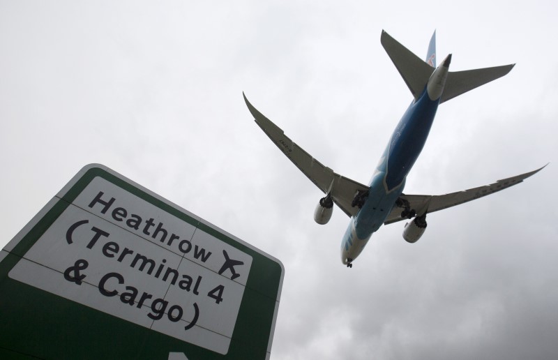 © Reuters. An aircraft  lands at Heathrow Airport near London, Britain 