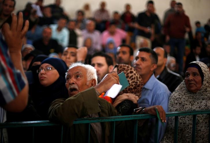 © Reuters. Pessoas aguardando para atravessar passagem do Egito para a Faixa de Gaza