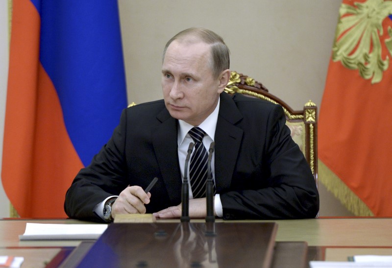 © Reuters. Russian President Putin chairs a meeting with members of the Security Council at the Kremlin in Moscow