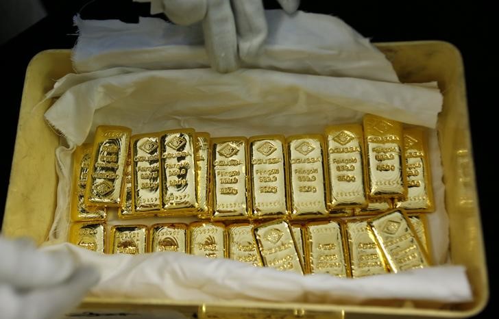 © Reuters. Золотые слитки на обогатительной фабрике 'Oegussa' в Вене