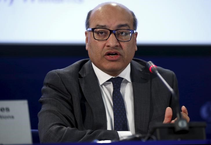 © Reuters. EBRD President Chakrabarti speaks during a news conference in Tbilisi