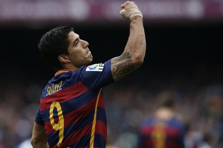 © Reuters. Suárez aplaude el espíritu de equipo de un Barcelona que aspira al doblete