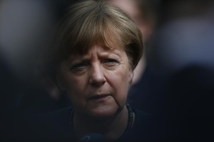 © Reuters. استطلاع: نحو نصف الألمان يعارضون انتخاب ميركل لولاية رابعة