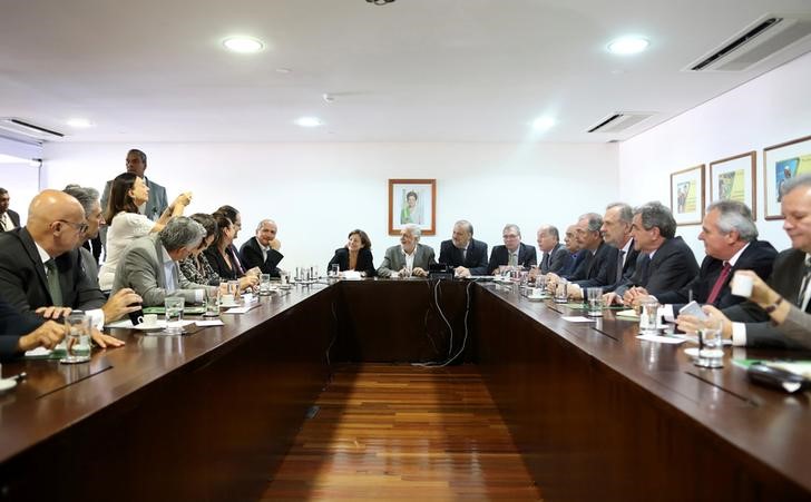 © Reuters. Ministros da presidente Dilma Rousseff durante reunião no Palácio do Planalto.