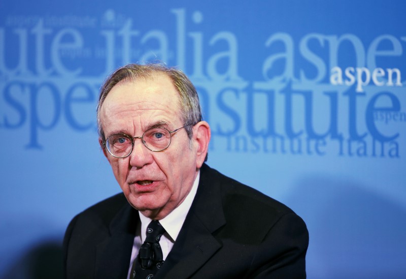 © Reuters. Italian Economy Minister Padoan speaks during a meeting with his British counterpart Osborne in Rome