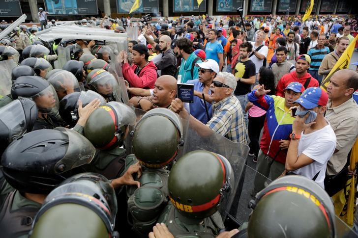 © Reuters. Manifestantes da oposição e policiais entram em confronto em Caracas