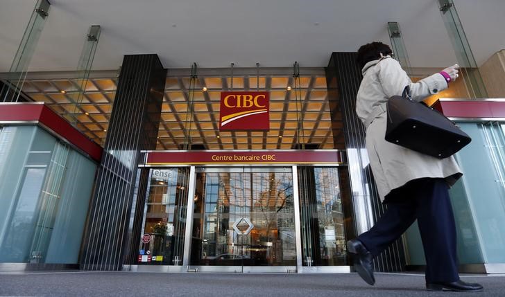 © Reuters. A pedestrian walks past a main branch of CIBC in  Montreal