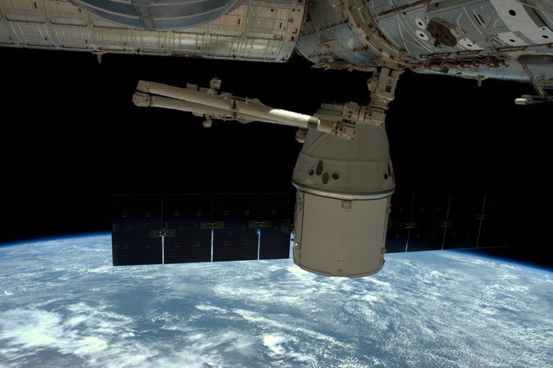 © Reuters. RETOUR SUR TERRE D'UNE CAPSULE SPACEX DRAGON 