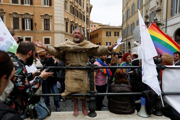 © Reuters. Homem protesta em frente a Parlamento durante votação de união civil gay 