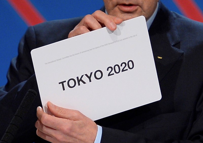 © Reuters. Jacques Rogge President of the International Olympic Committee announces Tokyo as the city to host the 2020 Summer Olympic Games during a ceremony in Buenos Aires