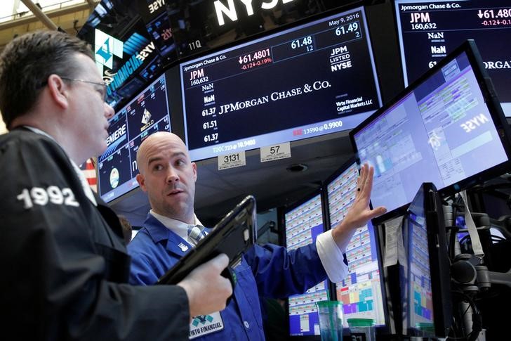 © Reuters. Traders work on the floor of the NYSE 