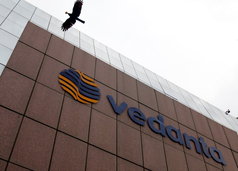 © Reuters. A bird flies by the Vedanta office building in Mumbai