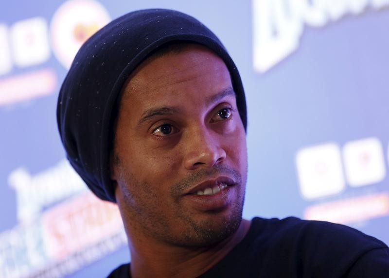 © Reuters. Ronaldinho culpa al calendario de que jugadores lleguen tan cansados al Mundial