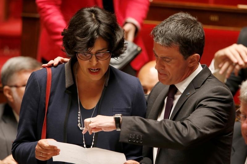 © Reuters. French Prime Minister Manuel Valls speaks to French Labour Minister Myriam El Khomri before the questions to the government session at the National Assembly in Paris