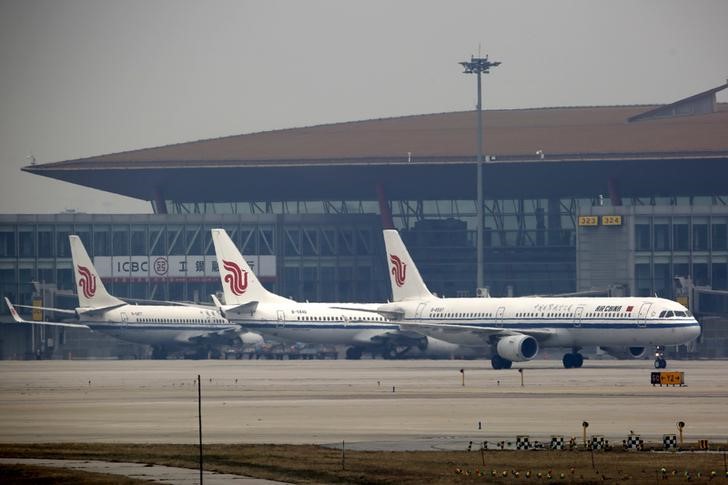 © Reuters. Самолеты компании Air China в международном аэропорту Пекина