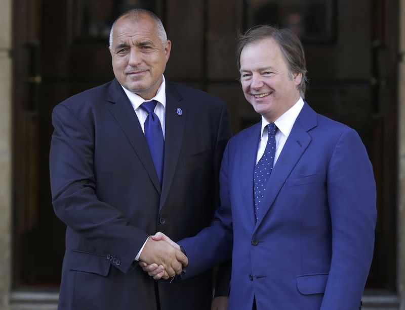 © Reuters. Boyko Borissov, the Prime Minister of Bulgaria is met by Britain's Foreign Office minister Hugo Swire as he arrives at a summit on corruption at Lancaster House in central London