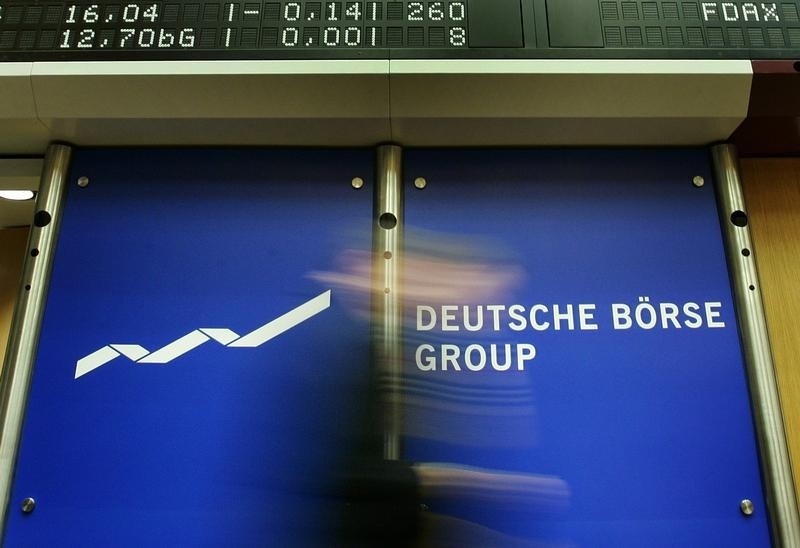 © Reuters. Scambi di Deutsche Boerse Group alla Borsa di Francorforte.