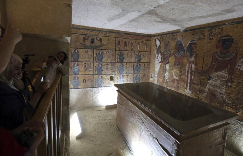 © Reuters. عرض كتاب-المصري أحمد مراد يتناول التاريخ والدين في (أرض الإله)