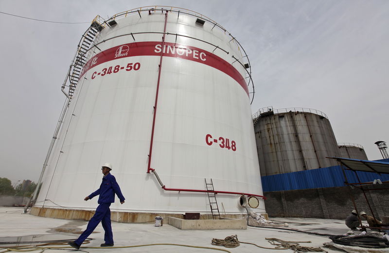 © Reuters. Нефтяная цистерна на НПЗ Sinopec в Вухане, провинция Хубэй, Китай  