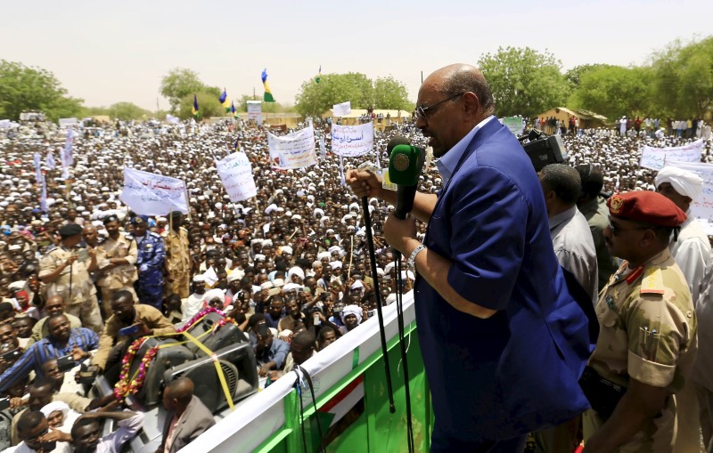 © Reuters. Sudanese President Omar Hassan al-Bashir addresses the crowd during a campaign rally in East Darfur