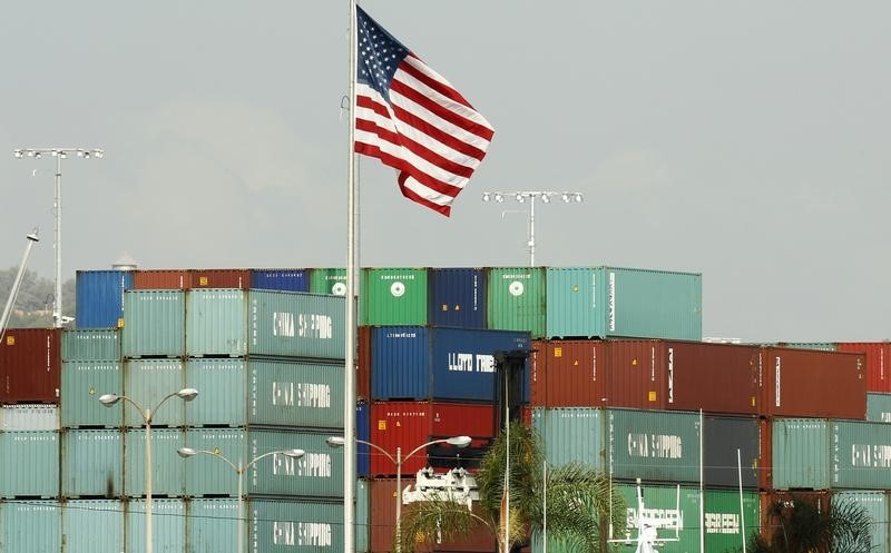 © Reuters. China Shipping containers lie on the dock after being exported to the U.S. in Los Angeles