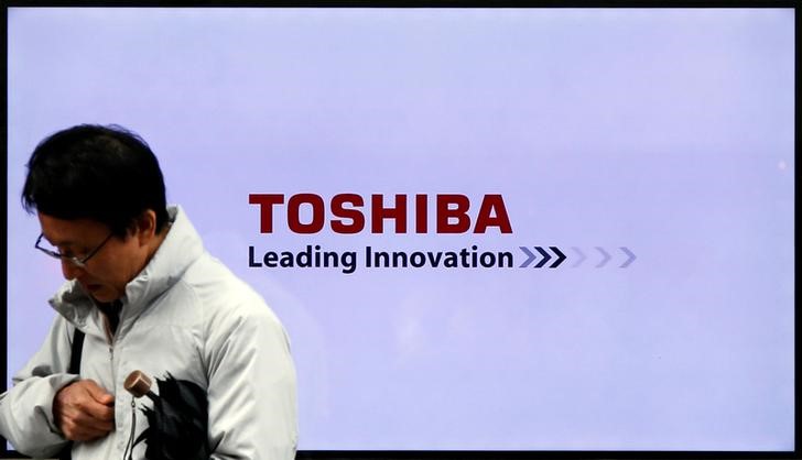 © Reuters. Логотип Toshiba Corp в Токио