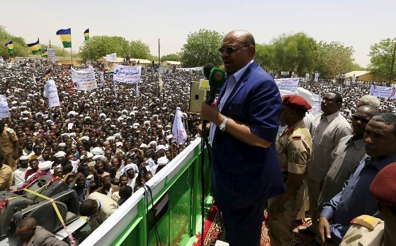 © Reuters. الرئيس السوداني يتحدى أمر اعتقال دوليا بالسفر إلى أوغندا