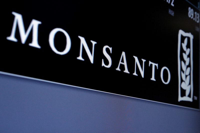 © Reuters. La alemana Bayer estudia lanzar una oferta de compra por Monsanto -Bloomberg