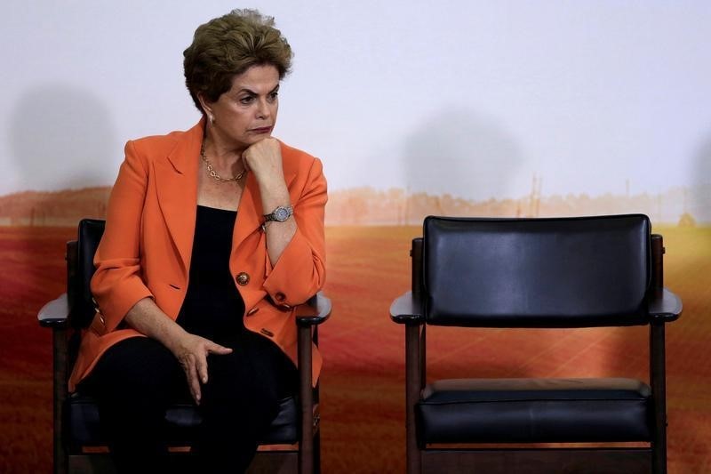 © Reuters. رئيسة البرازيل تتعهد بمواجهة الاتهامات بعد وقفها عن ممارسة مهام منصبها