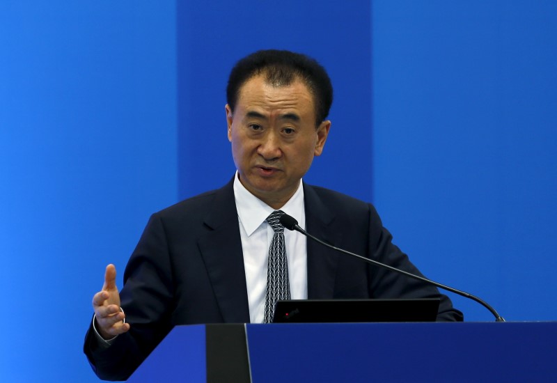 © Reuters. Wang Jianlin, Chairman of Dalian Wanda Group in China, speaks before a dialogue session during the Asian Financial Forum in Hong Kong