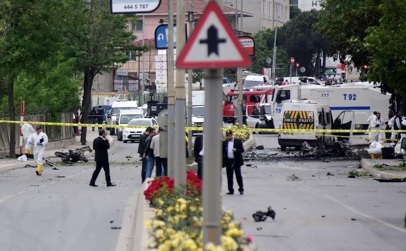 © Reuters. انفجار سيارة قرب ثكنة في اسطنبول وإصابة سبعة