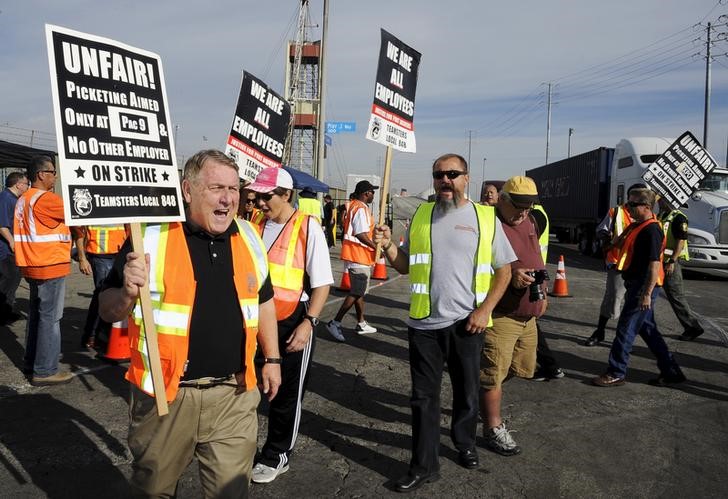 © Reuters. Teamsters labour union James P. Hoffa walks a picket line before a news conference regarding truck drivers striking against what they say are misclassification of workers at the Ports of Long Beach and Los Angeles in Long Beach