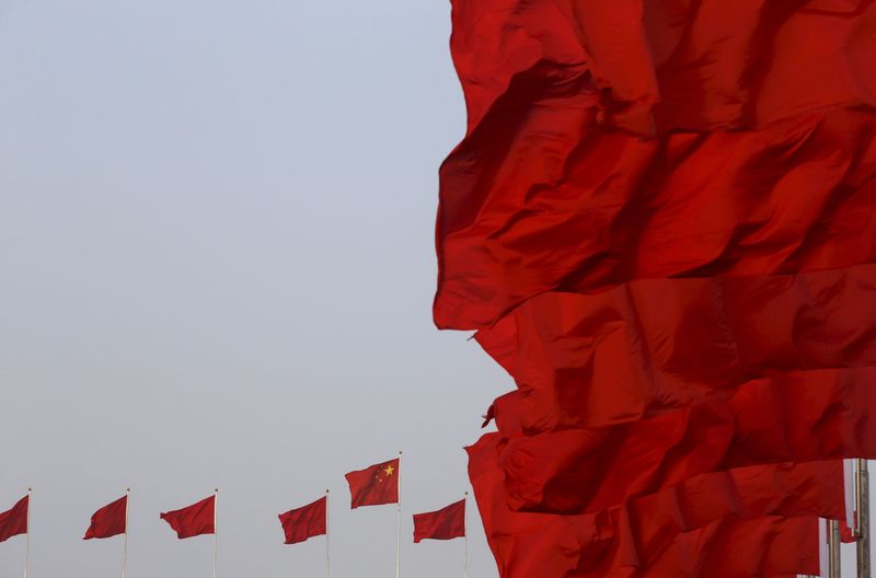 © Reuters. Bandiere cinesi sventolano a piazza Tiananmen a Pechino.