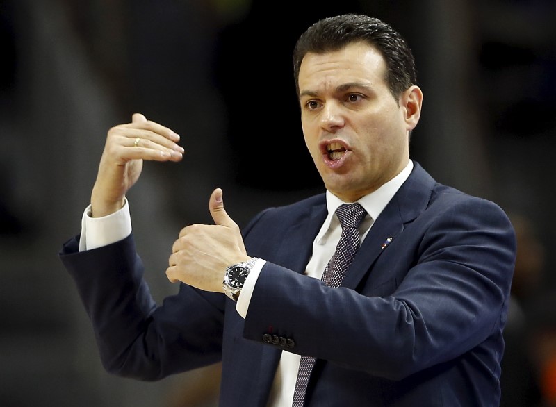 © Reuters. CSKA Moscow's Itoudis gestures during their Euroleague Final Four 3rd place basketball game against Fenerbahce in Madrid