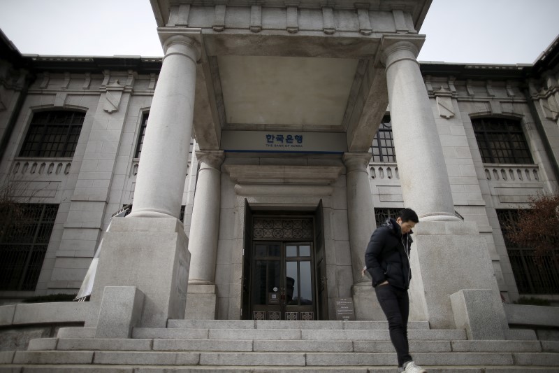 © Reuters. A man stands in front of the Bank of Korea in Seoul