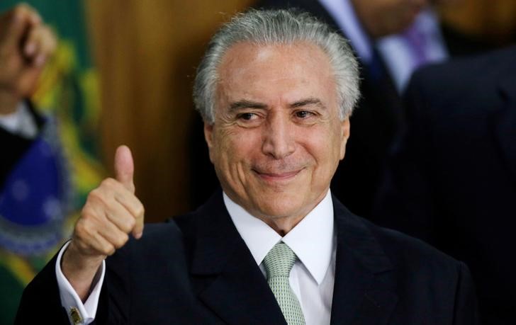 © Reuters. Brazil's interim President Michel Temer gestures during a ceremony where he made his first public remarks after the Brazilian Senate voted to impeach President Dilma Rousseff, at the Planalto Palace in Brasilia