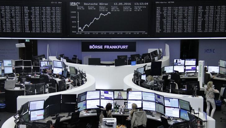 © Reuters. Las bolsas europeas abren a la baja por descenso del precio de crudo 