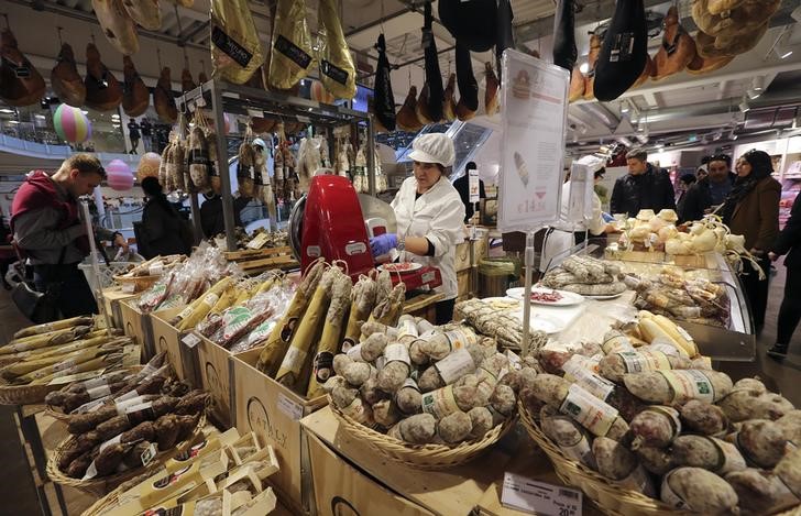 © Reuters. Reparto salumi da Eataly a Milano.