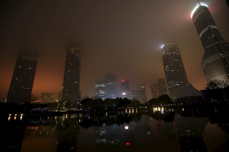 © Reuters. A photograph shows the financial district of Pudong during Earth Hour in Shanghai,
