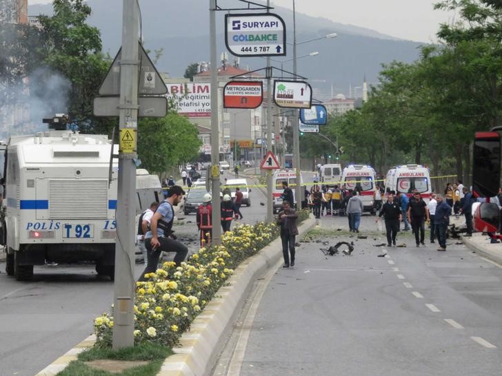 © Reuters. تلفزيون: القبض على 8 فيما يتصل بتفجير سيارة ملغومة في اسطنبول