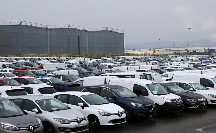 © Reuters. Ряды автомобилей Renault рядом с заводом компании в  Обергенвилле, Франция 